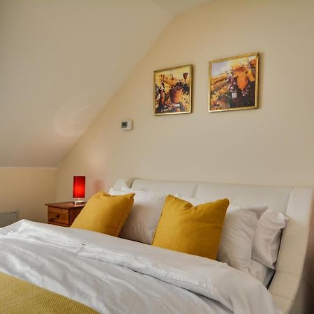 Three Bedroom House In Runcorn By The Lake With Parking By Neofinixdotcom Bagian luar foto