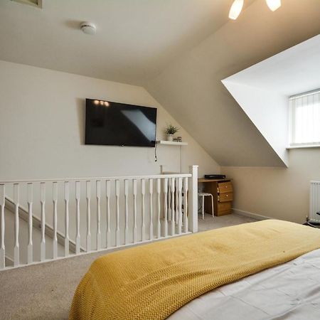 Three Bedroom House In Runcorn By The Lake With Parking By Neofinixdotcom Bagian luar foto