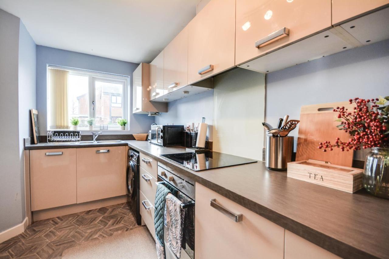 Three Bedroom House In Runcorn By The Lake With Parking By Neofinixdotcom Bagian luar foto