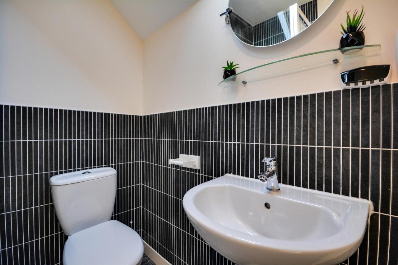 Three Bedroom House In Runcorn By The Lake With Parking By Neofinixdotcom Bagian luar foto