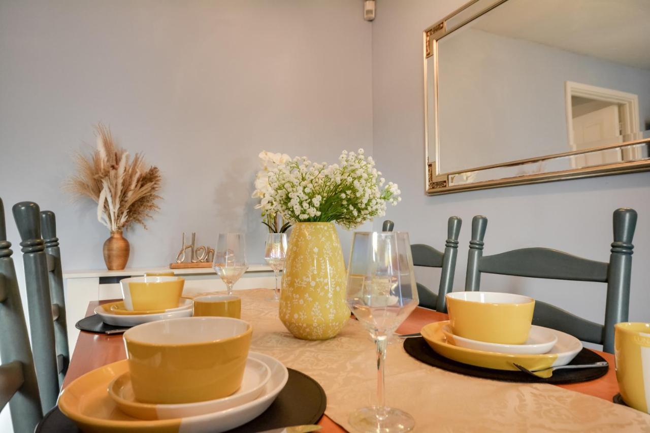 Three Bedroom House In Runcorn By The Lake With Parking By Neofinixdotcom Bagian luar foto