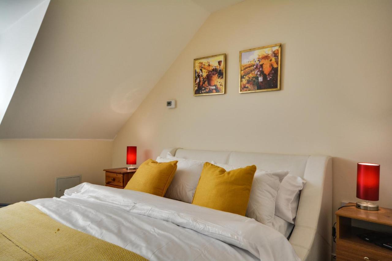 Three Bedroom House In Runcorn By The Lake With Parking By Neofinixdotcom Bagian luar foto