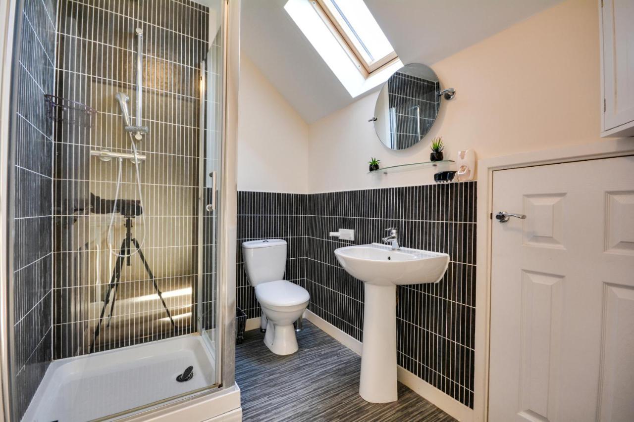 Three Bedroom House In Runcorn By The Lake With Parking By Neofinixdotcom Bagian luar foto