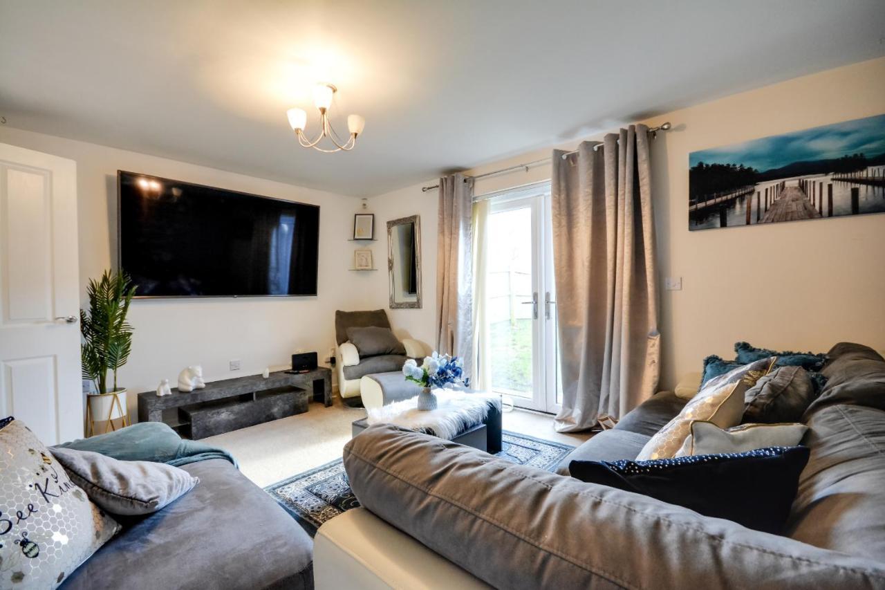 Three Bedroom House In Runcorn By The Lake With Parking By Neofinixdotcom Bagian luar foto