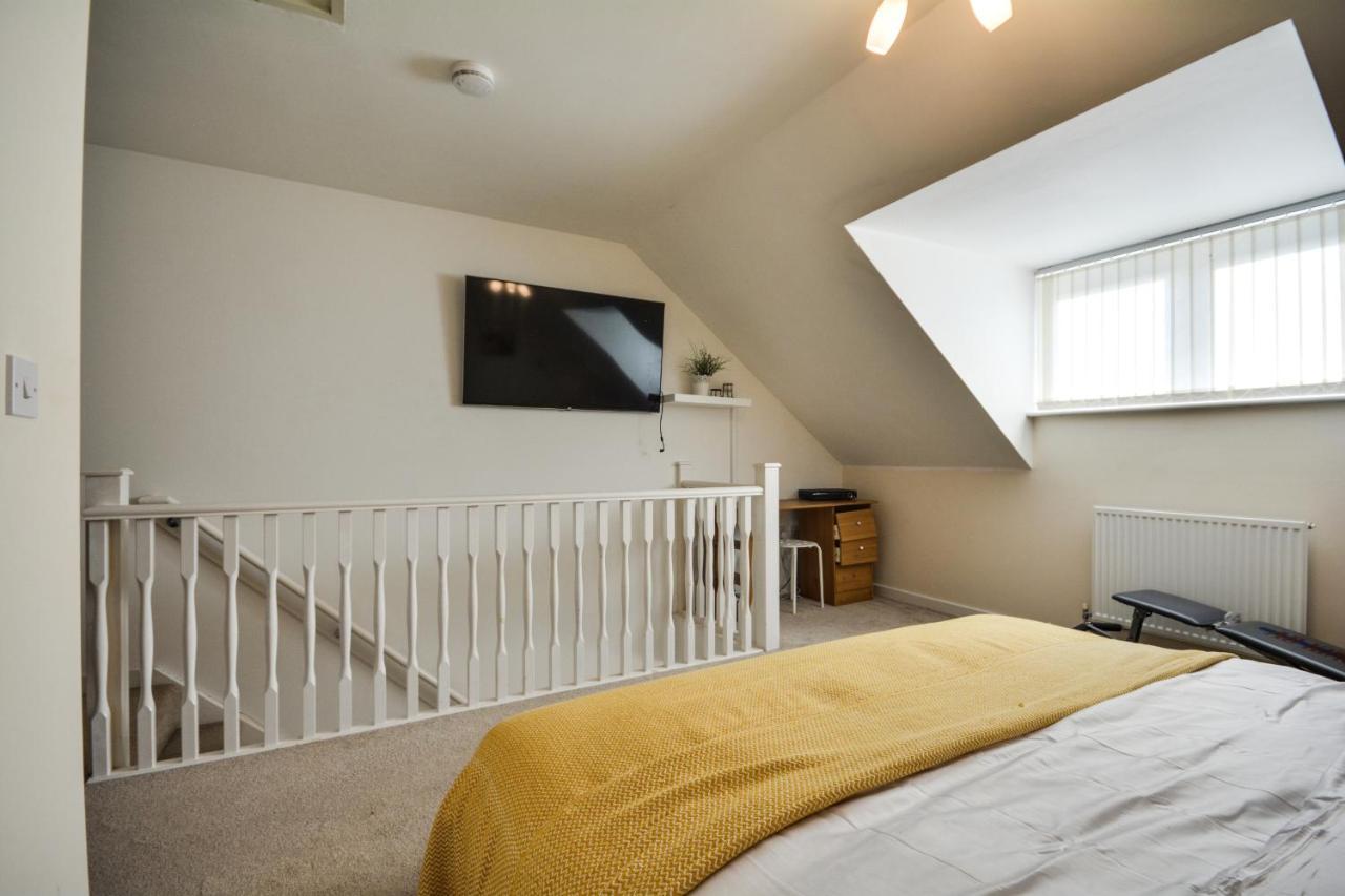 Three Bedroom House In Runcorn By The Lake With Parking By Neofinixdotcom Bagian luar foto