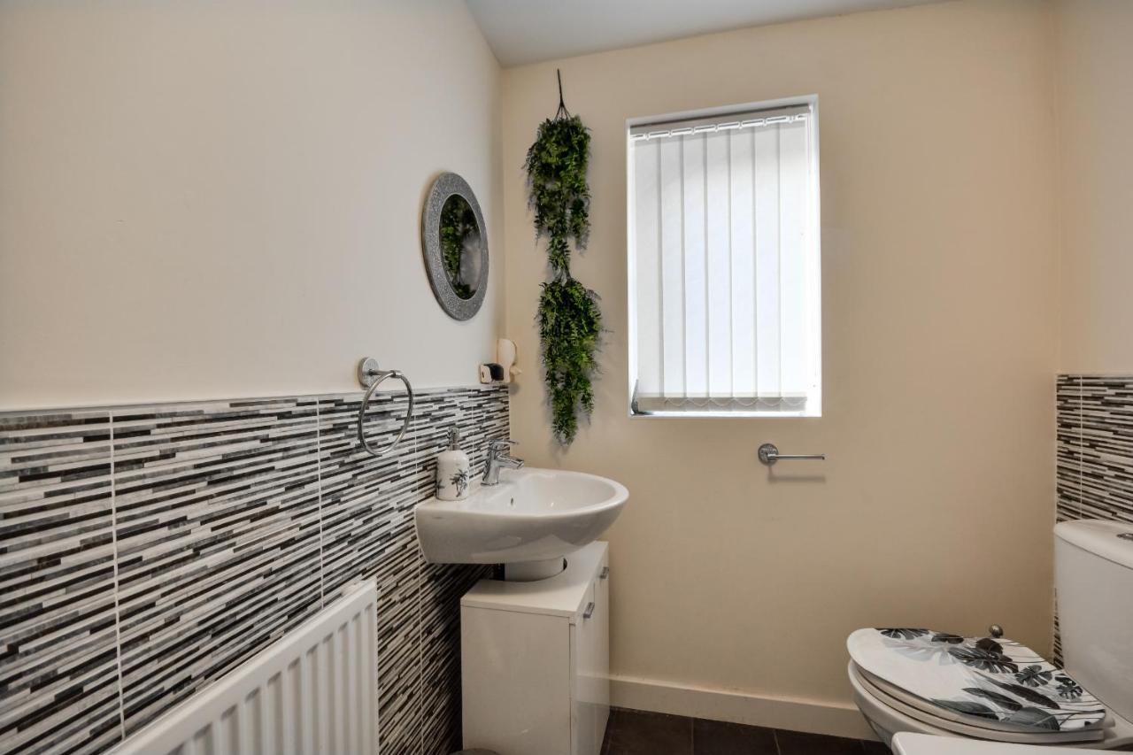 Three Bedroom House In Runcorn By The Lake With Parking By Neofinixdotcom Bagian luar foto