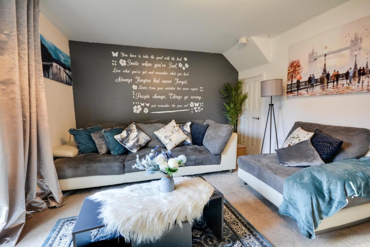 Three Bedroom House In Runcorn By The Lake With Parking By Neofinixdotcom Bagian luar foto