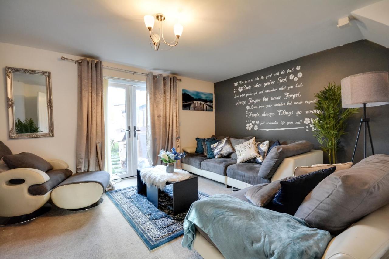 Three Bedroom House In Runcorn By The Lake With Parking By Neofinixdotcom Bagian luar foto