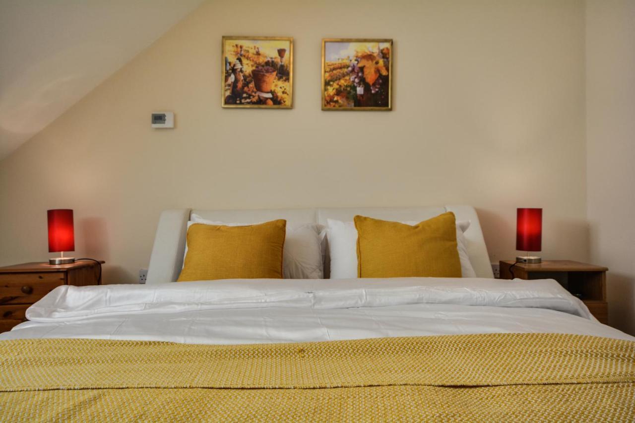 Three Bedroom House In Runcorn By The Lake With Parking By Neofinixdotcom Bagian luar foto