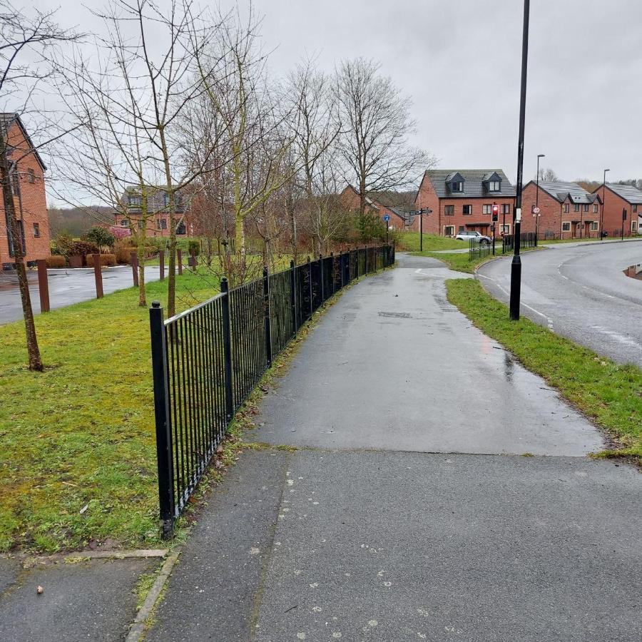 Three Bedroom House In Runcorn By The Lake With Parking By Neofinixdotcom Bagian luar foto