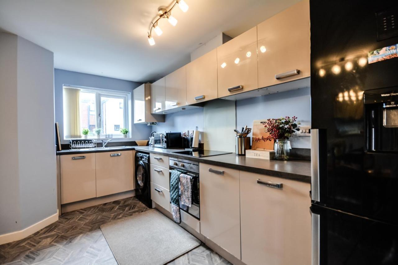 Three Bedroom House In Runcorn By The Lake With Parking By Neofinixdotcom Bagian luar foto