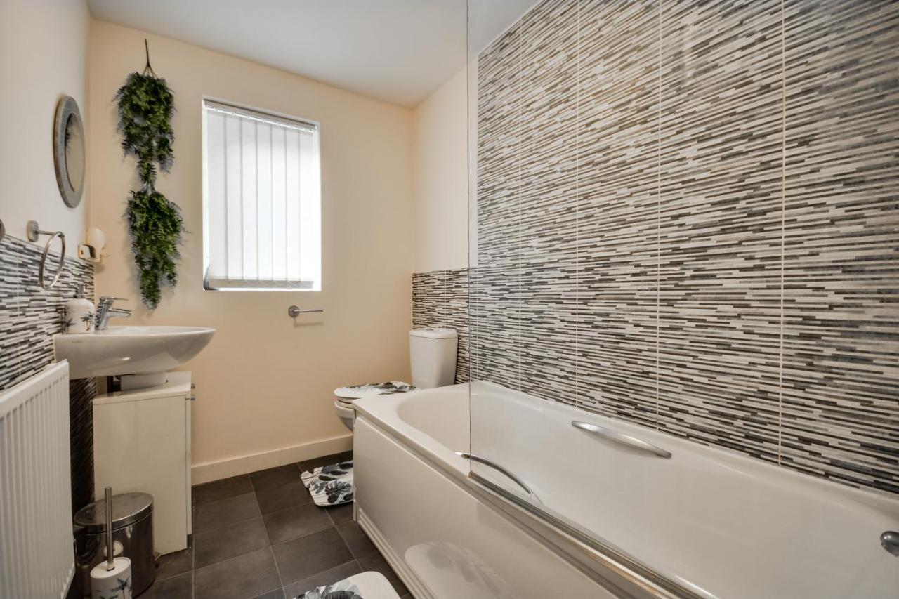 Three Bedroom House In Runcorn By The Lake With Parking By Neofinixdotcom Bagian luar foto