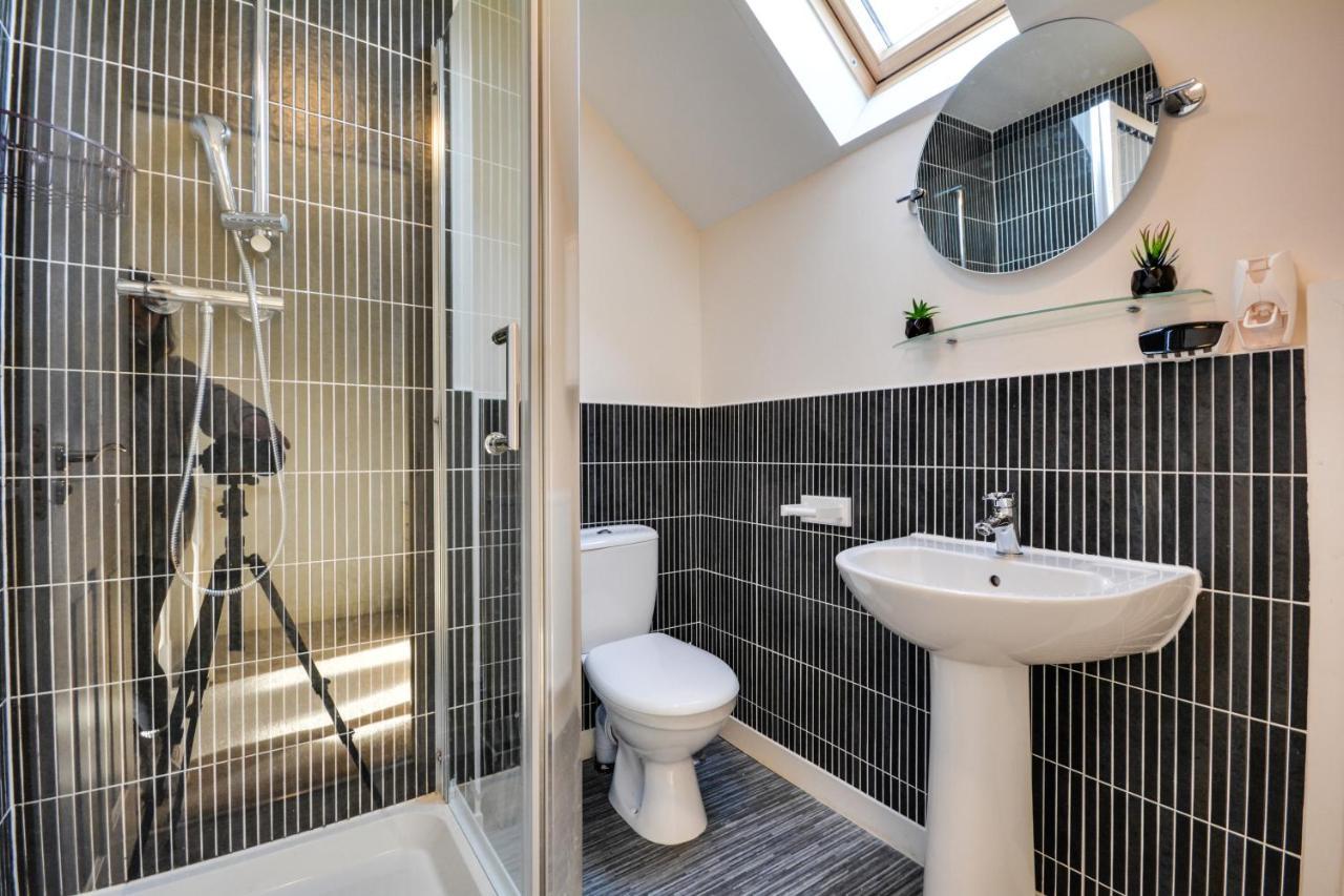 Three Bedroom House In Runcorn By The Lake With Parking By Neofinixdotcom Bagian luar foto